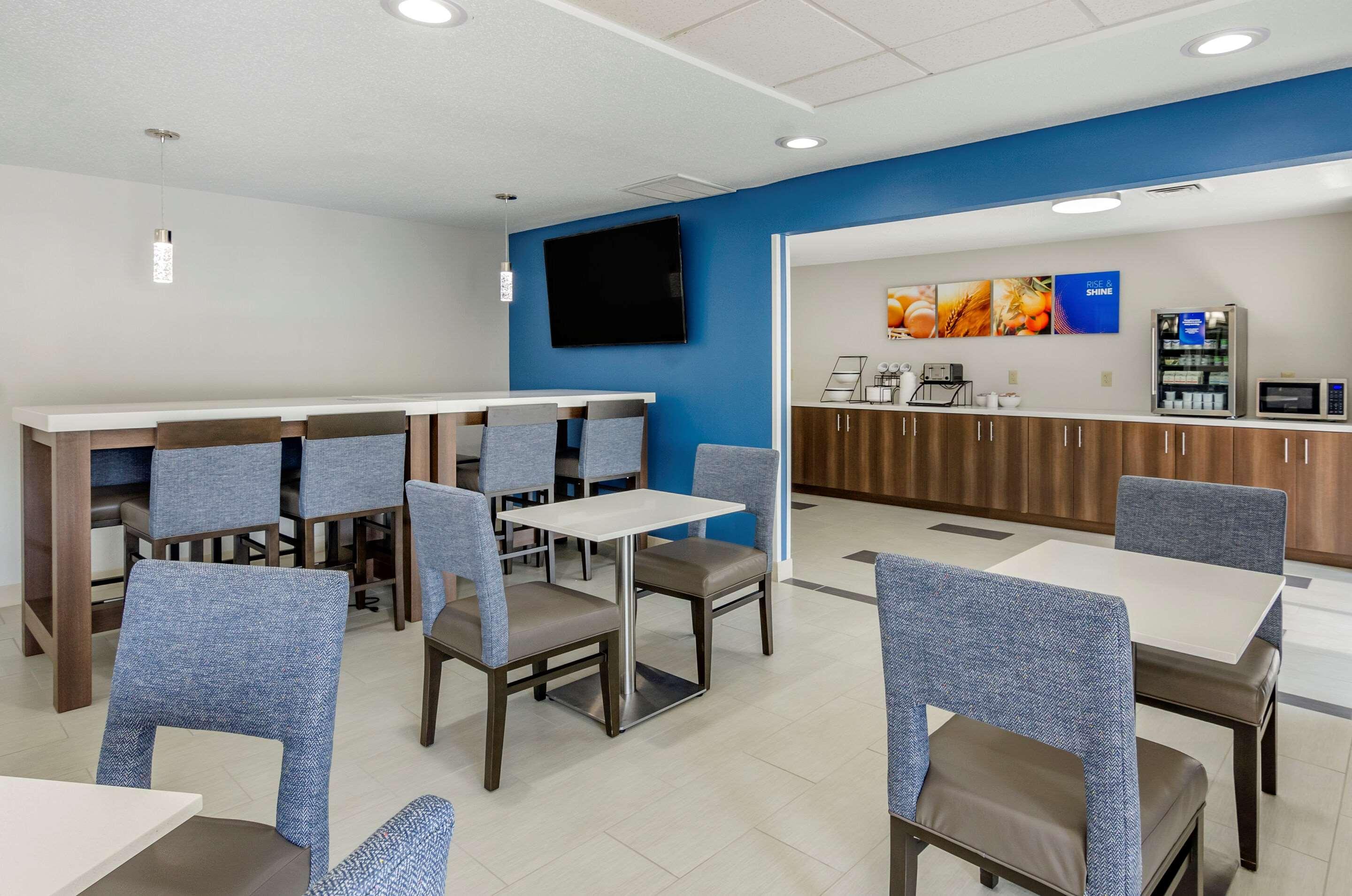 Comfort Inn & Suites Troutville - Roanoke North - Daleville Екстериор снимка