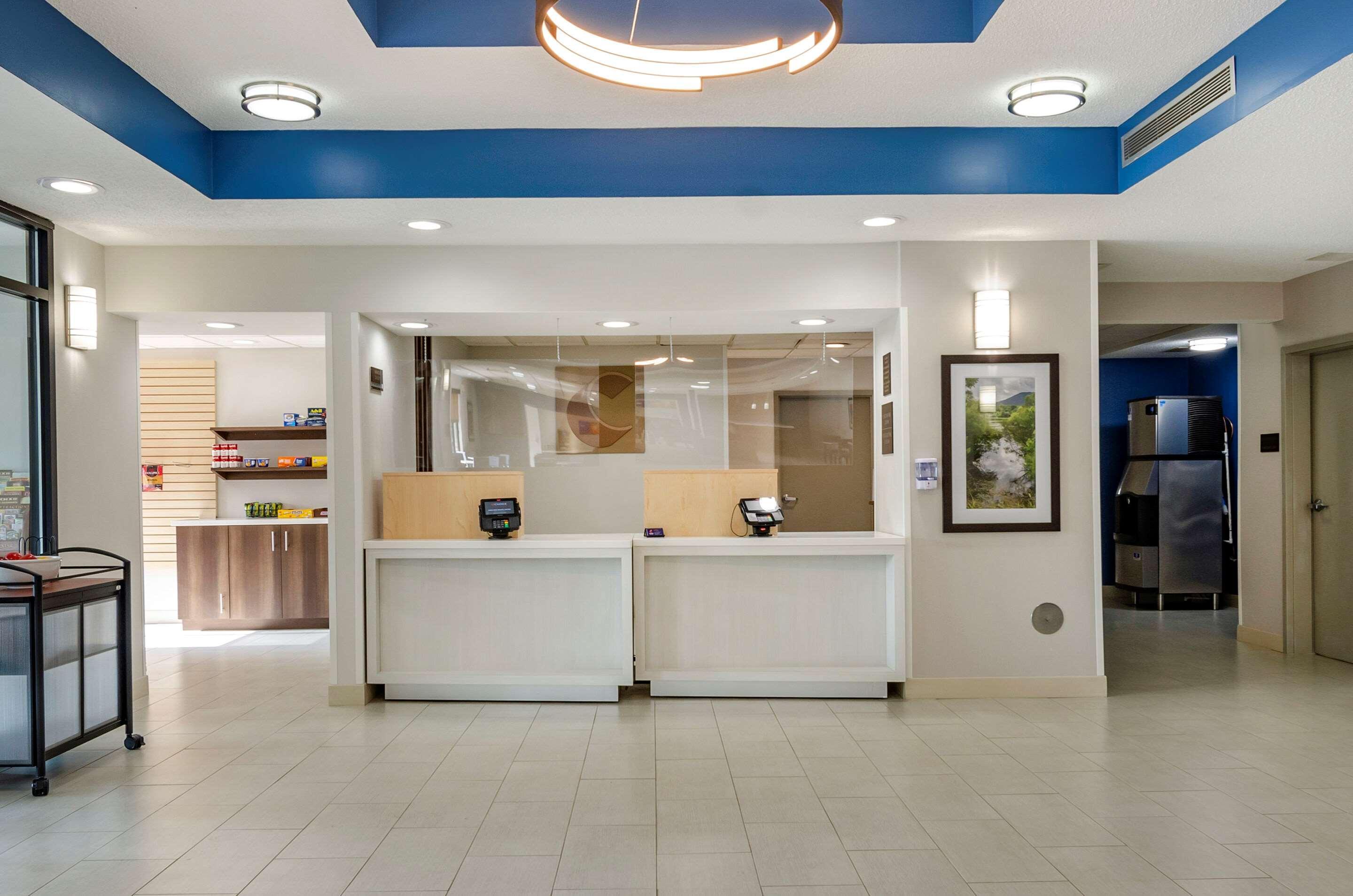 Comfort Inn & Suites Troutville - Roanoke North - Daleville Екстериор снимка